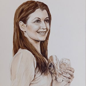 Peut inclure: Un portrait peint en sépia d'une femme aux longs cheveux bruns souriant et tenant un verre. La peinture est signée "Cristiana Bunch 2021" en bas à gauche.