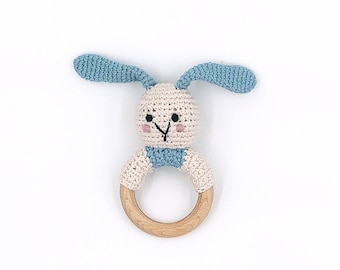 Sonaglio coniglietto all'uncinetto con anello in legno / Cotone organico / Sonaglio giocattolo / Giocattolo per bambini / Regalo per bambini / Giocattoli del commercio equo e solidale