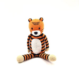 Chocalho Tigre de Crochê | Algodão| Brinquedos infantis | Presente para bebê | Feito Eticamente | Certificado de Comércio Justo