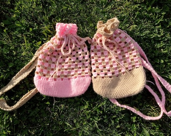 Mini mochila Grandma cuadrada hecha a mano rosa y marrón