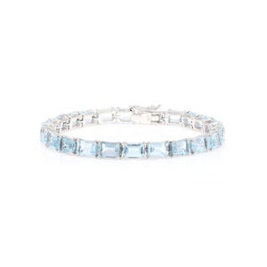 Puede incluir: Un brazalete de plata con una fila de piedras rectangulares de color azul claro.
