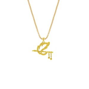 Puede incluir: Collar con colgante dorado con un diseño estilizado de flauta y pluma. El colgante cuelga de una cadena fina. El collar se presenta sobre un fondo blanco.
