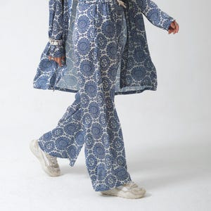 Blaue Satinhose mit weitem Bein und abstrakten Drucken – Nachhaltige, handgefertigte Hose – Artsy Fashion & Sommer-Outfit