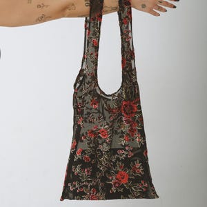 Rot-Schwarze Samt Brode Stoff Tasche - Handgemachte Floral Einkaufstasche - Leichte und stilvolle Einkaufstasche - Einzigartige Boho Chic Artsy Umhängetasche