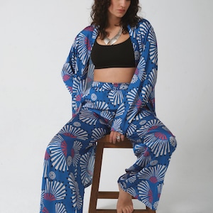 Blauw satijnen kimono met op waaiers geïnspireerde patronen – lichtgewicht oversized badjas – duurzame handgemaakte kimono – kunstzinnige mode- en zomeroutfit