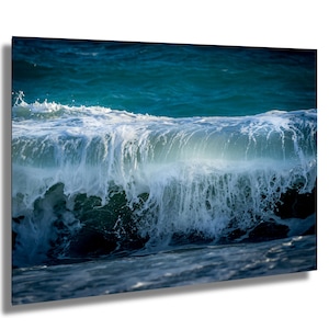 L'onda danzante – Un tuffo di gioia in riva al mare – Una danza giocosa, la bellezza della natura, stampa artistica sulla spiaggia, arte murale costiera, Andalusia, Torrox, Spagna