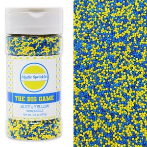 以下が含まれることがあります： 青と黄色のノンパレルのスプリンクルが入った透明なプラスチック容器。ラベルには「Mystic Sprinkles」と「The Big Game」と書かれています。正味重量は107gです。