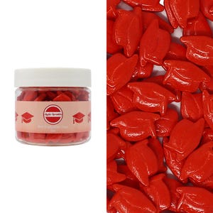Könnte beinhalten: Ein transparentes Glas gefüllt mit roten Konfetti in Form von Abschlusskappen. Das Glas hat einen weißen Deckel und ein Etikett mit der Aufschrift "My Little Sprinkles" und "Red Graduation Caps, 2 oz."