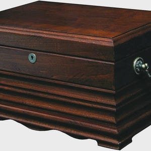 Puede incluir: Un letrero de madera hecho a mano con el texto "Welcome to our home" en un estilo manuscrito. El letrero blanco tiene letras negras y un acabado envejecido, adecuado para uso en interiores o exteriores.