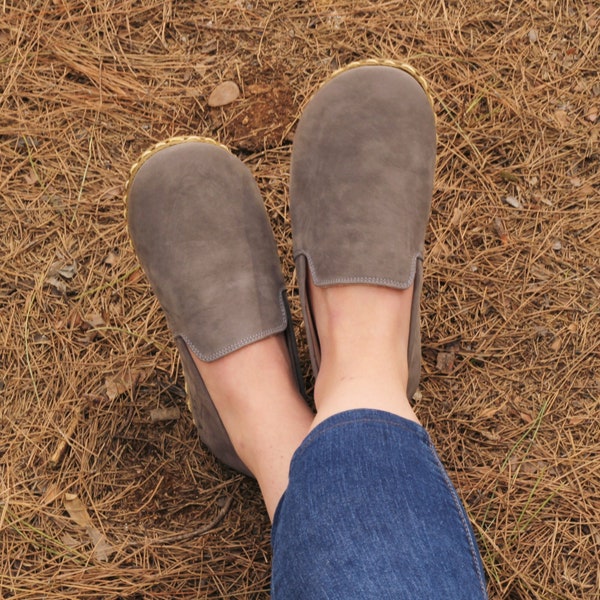 Zapatos de puesta a tierra para mujer / Zapato de puesta a tierra / Zapatos descalzos para mujer / Zapatos hechos a mano / Todos los zapatos de cuero / Zapatos minimalistas / Nubuck gris