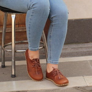 Femme aux pieds nus Oxford de mise à la terre fait main Chaussures de mise à la terre plus larges tout en cuir Rivet en cuivre Nouveau brun fou image 7