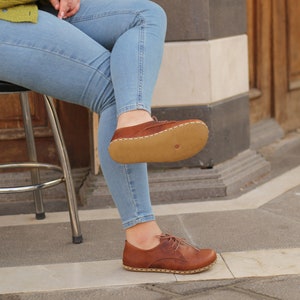 Femme aux pieds nus Oxford de mise à la terre fait main Chaussures de mise à la terre plus larges tout en cuir Rivet en cuivre Nouveau brun fou image 3