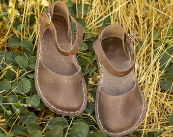 Leder-Barfußsandalen für Damen, minimalistische Sandalen, breite Zehenbox, Zero-Drop-Sandale, Erdungssandale mit Kupferniete, dünne Sohle | Verrückte Vision