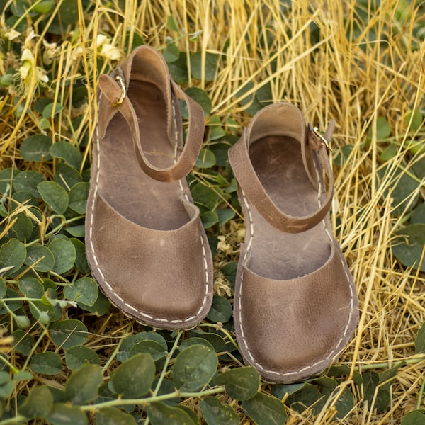 Leder-Barfußsandalen für Damen, minimalistische Sandalen, breite Zehenbox, Zero-Drop-Sandale, Erdungssandale mit Kupferniete, dünne Sohle | Verrückte Vision