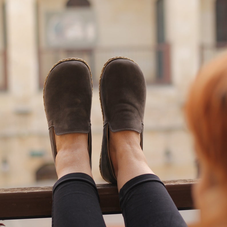 Zapatos de puesta a tierra para mujer / Zapato de puesta a tierra / Zapatos descalzos para mujer / Zapatos hechos a mano / Todos los zapatos de cuero / Zapatos minimalistas / Nubuck gris imagen 10