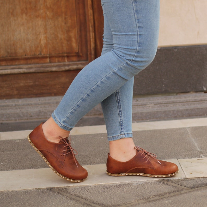 Femme aux pieds nus Oxford de mise à la terre fait main Chaussures de mise à la terre plus larges tout en cuir Rivet en cuivre Nouveau brun fou image 1