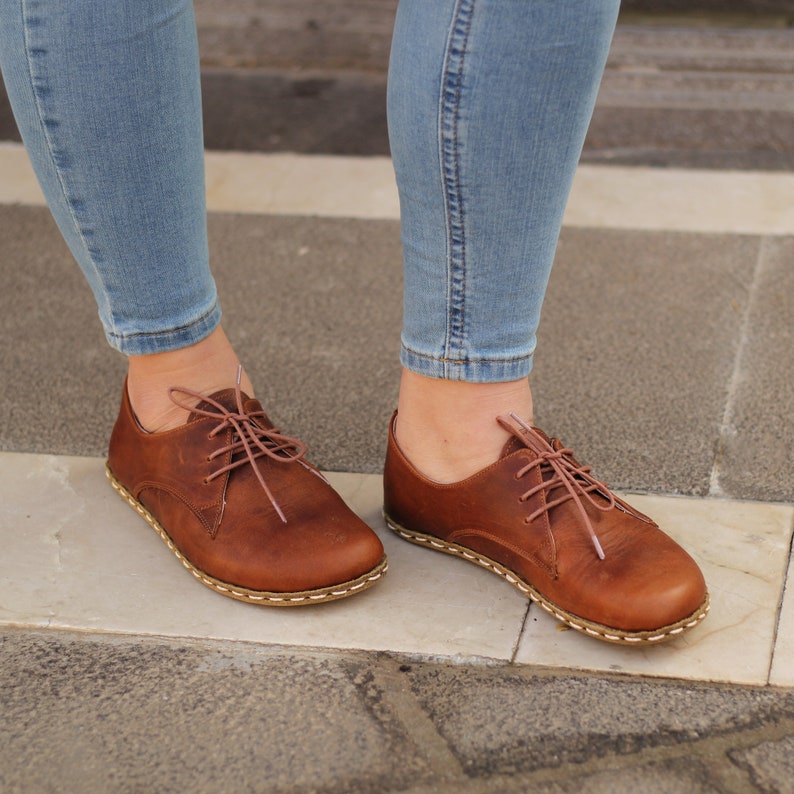 Femme aux pieds nus Oxford de mise à la terre fait main Chaussures de mise à la terre plus larges tout en cuir Rivet en cuivre Nouveau brun fou image 8