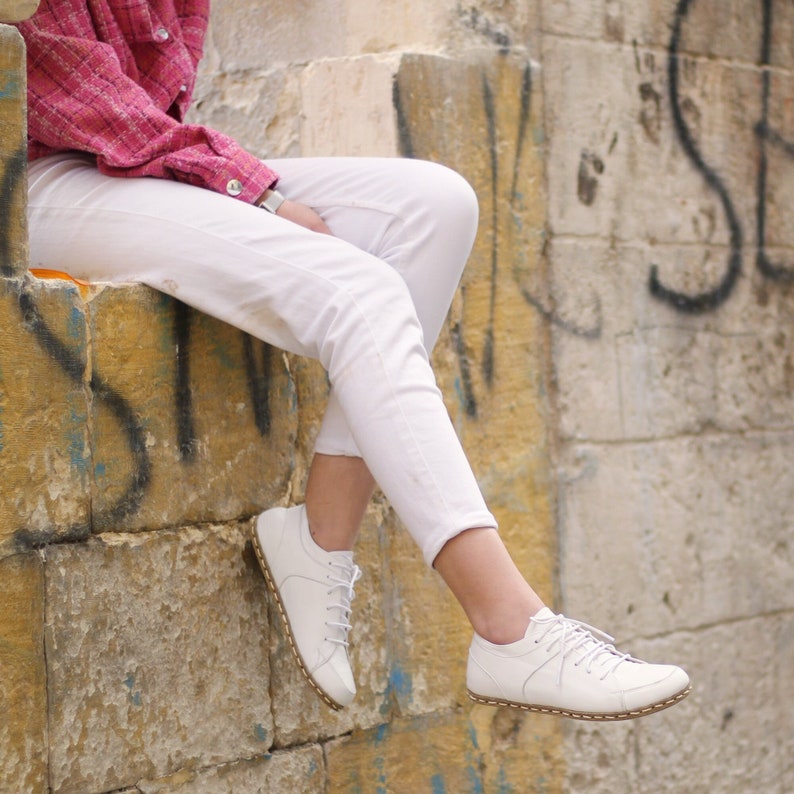 Chaussure de mise à la terre, Chaussures pieds nus femme, Baskets blanches faites main sans chute, Chaussures en cuir à bout large, Mocassins femmes image 1