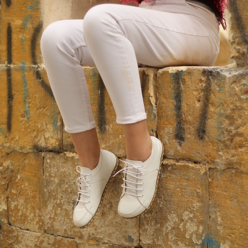 Chaussure de mise à la terre, Chaussures pieds nus femme, Baskets blanches faites main sans chute, Chaussures en cuir à bout large, Mocassins femmes image 7