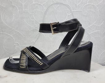 Apostrophe Pronto Wedge Sandals Womens 7 Black Leather Strappy Stitch Y2K Buckle