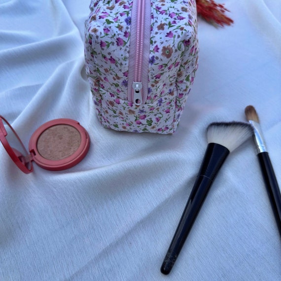 Trousse De Maquillage Matelassée Motif Floral Bleu – Dimensions 18,5 X 12 X 7 Cm, Coton, Fermeture éclair
