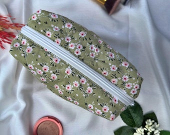 Borsa per il trucco trapuntata a fiori fatta a mano: pochette da toilette in spugna di cotone