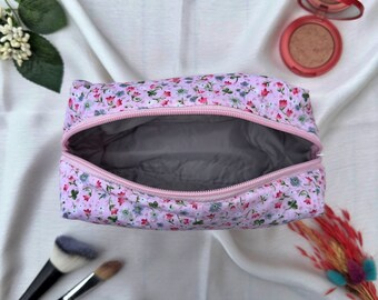 Kleine Blumen-Make-up-Tasche, rosa Blumen-Make-up-Tasche, gesteppte Baumwoll-Kosmetiktasche, ästhetische Reisetasche, rosa Make-up-Tasche mit Blumenmuster,