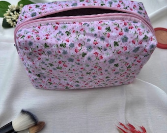 Borsa per il trucco in cotone trapuntato fatta a mano: pochette da viaggio con motivo floreale rosa