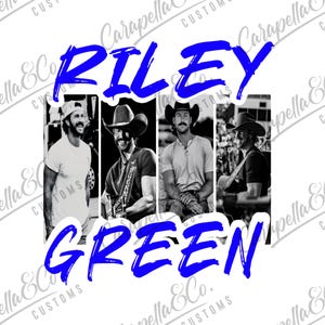 K&ouml;nnte beinhalten: Schwarzwei&szlig;-Fotocollage von vier M&auml;nnern mit Cowboyh&uuml;ten. Die M&auml;nner l&auml;cheln alle und schauen in die Kamera. Der Text "RILEY GREEN" ist in blauen Buchstaben oben auf der Collage geschrieben.