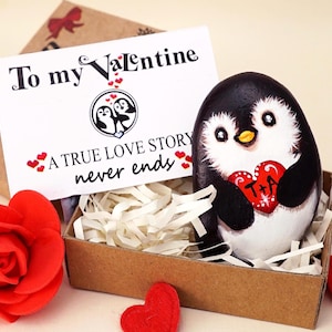 Regalo romántico de San Valentín con forma de pingüino para esposo y esposa. El amor verdadero nunca termina. Tarjeta del Día de San Valentín. Regalo personalizado de roca de pingüino para mi San Valentín.