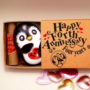 Ciottolo a forma di pinguino dipinto, regalo per il quarto anniversario, Roccia a forma di pinguino personalizzata, regalo per il quarto anniversario per il fidanzato