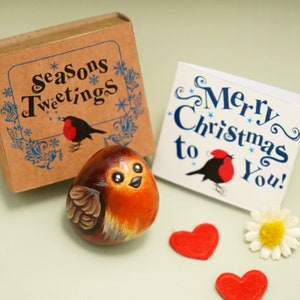 Presente personalizado de pedra pintada de robin de Natal e cartão de Natal divertido 'Seasons Tweetings', abraço de bolso vermelho em miniatura de robin, presente de Natal