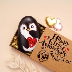 Piedra de pingüino personalizada, regalo de aniversario de 1 año para novio, pingüino del primer aniversario, lindo regalo de aniversario de papel de un año para él