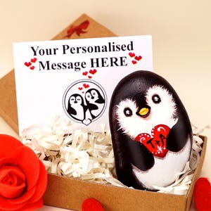 Gepersonaliseerde pocketknuffel pinguïn, gepersonaliseerde pinguïnrots, romantisch cadeau voor hem, uniek 1-jarig jubileumcadeau voor dierenliefhebber