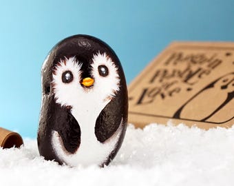 Handgeschilderde Penguin Rock Pocket Knuffel in een doos, met pinguïnkiezelverhaal en cadeaubon