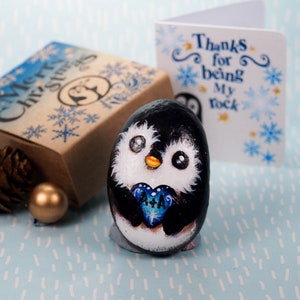 Geschilderde zakknuffel in een doos Kerstcadeau voor beste vriend, You are my rock kerstkaart, pinguïn cadeau aan vriend, betekenisvol cadeau vriend
