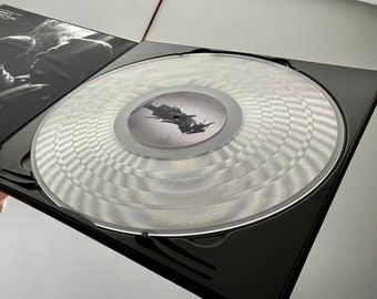 Disco de vinilo personalizado de 12” en un digipack/estuche rígido completamente impreso. ¡Un regalo atemporal de música con el empaque más exclusivo posible!