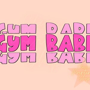 Op de afbeelding: Roze en wit grafisch tekstontwerp met de woorden "Gym Babe" en "Dad Babe" in een retro stijl.
