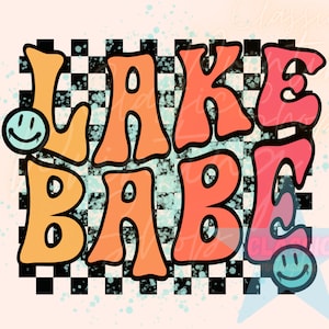 Puede incluir: Un dise&ntilde;o gr&aacute;fico con el texto "LAKE BABE" en un estilo de fuente retro. El texto est&aacute; sobre un fondo a cuadros blanco y negro con un efecto de salpicadura azul y blanco. Hay dos caras sonrientes en el dise&ntilde;o.