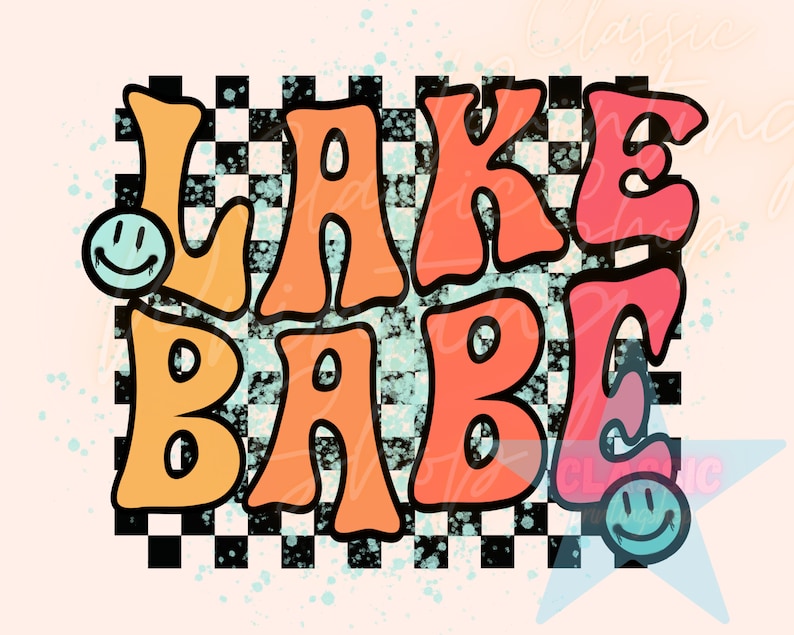 Puede incluir: Un dise&ntilde;o gr&aacute;fico con el texto "LAKE BABE" en un estilo de fuente retro. El texto est&aacute; sobre un fondo a cuadros blanco y negro con un efecto de salpicadura azul y blanco. Hay dos caras sonrientes en el dise&ntilde;o.