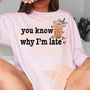 Puede incluir: Camiseta rosa con el texto "you know why I'm late" y una imagen de dibujos animados de una bebida de caf&eacute; con una cinta rosa y una pajita.