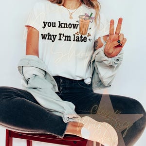 Puede incluir: Camiseta blanca con el texto "you know why I'm late" y una ilustraci&oacute;n de dibujos animados de una taza de caf&eacute; helado con perlas de boba.