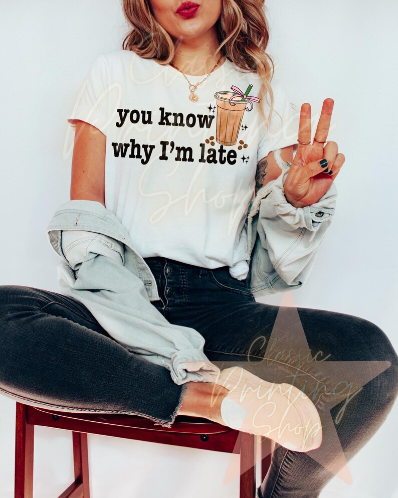 Puede incluir: Camiseta blanca con el texto "you know why I'm late" y una ilustraci&oacute;n de dibujos animados de una taza de caf&eacute; helado con perlas de boba.