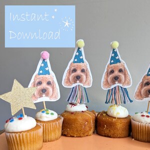 Może przedstawiać: Babeczki zwieńczone dekoracjami na przyjęcie z motywem psa. Ozdoby przedstawiają ilustrację psa w niebieskiej czapeczce z białymi gwiazdkami. Widoczne są również złote, brokatowe gwiazdki i napisy "Instant Download".