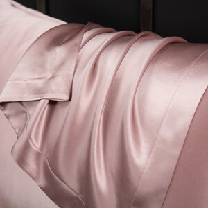 100% Pure Mulberry Silk On Both Sides 19 Momme Silk Charmeuse Envelope Closure Pillow Case Standard Size 20 x 30 inches/50 x 75 cm Pink Bild 4