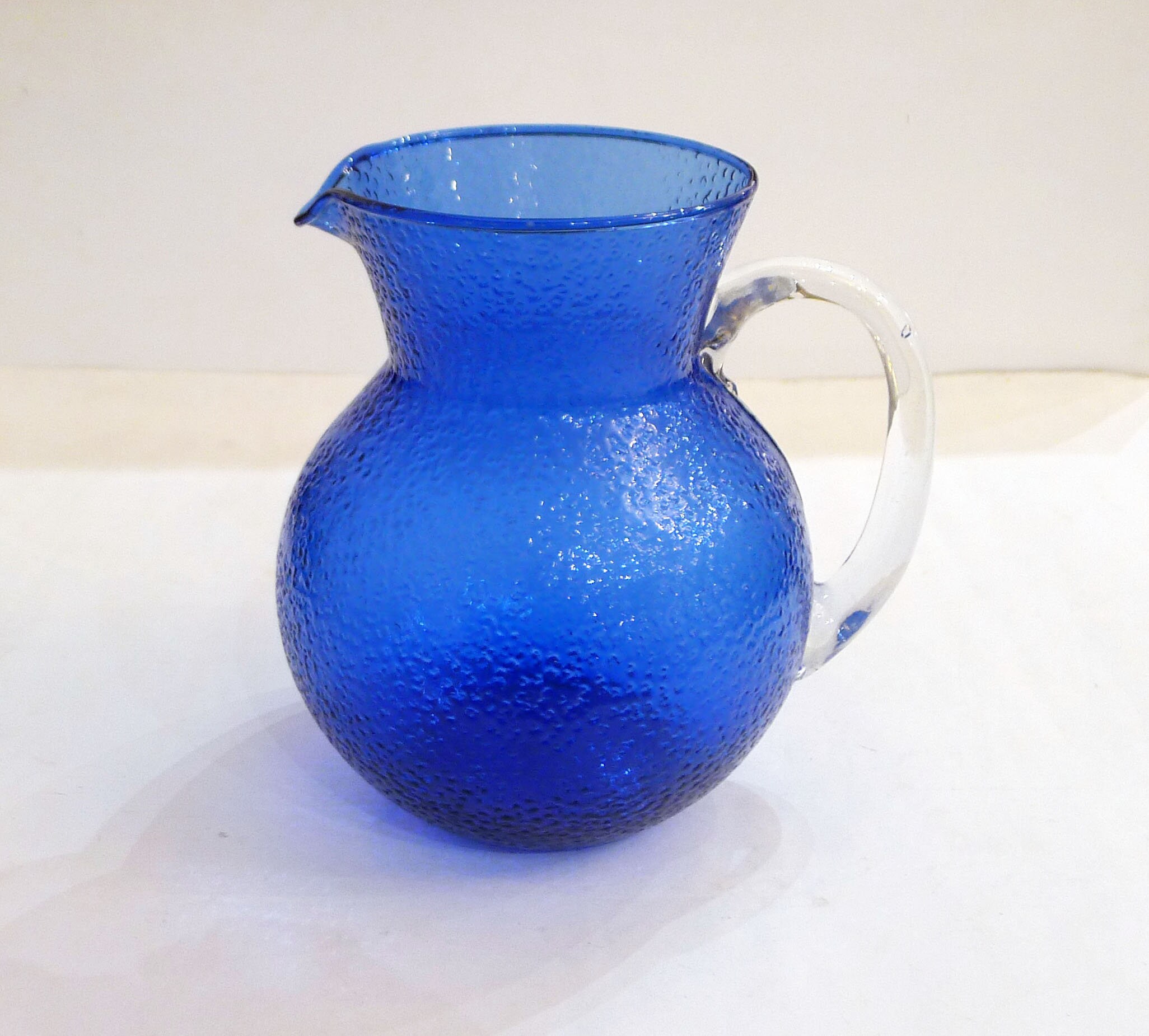 Grand Pichet à Eau, Panse Boule, en Verre Bleu Texturé