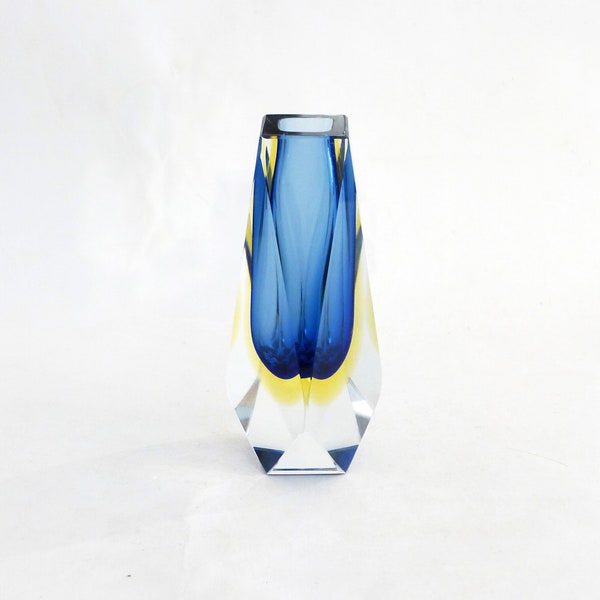 Petit vase Sommerso en verre de Murano, panse taillée à facettes, design Flavio Poli 1960'