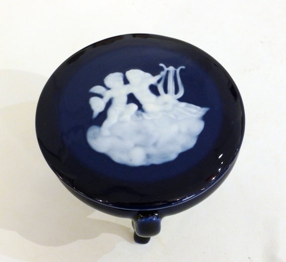 Box on tripod, porcelain decorated in the antique… - image 4
