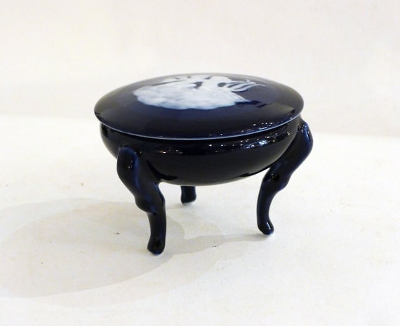 Box on tripod, porcelain decorated in the antique… - image 2