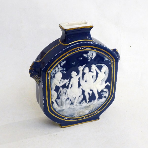 Vase Bacchanale 1950' en porcelaine de Limoges style camée, signé M. Chaufriasse